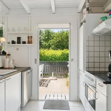 3 Bedroom Cozy In Dronningmølle