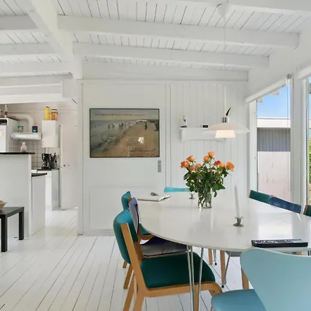 3 Bedroom Cozy In Dronningmølle